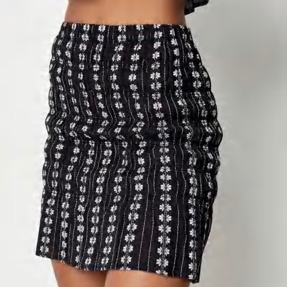 Missguided Black floral print mini skirt - Picture 2 of 5